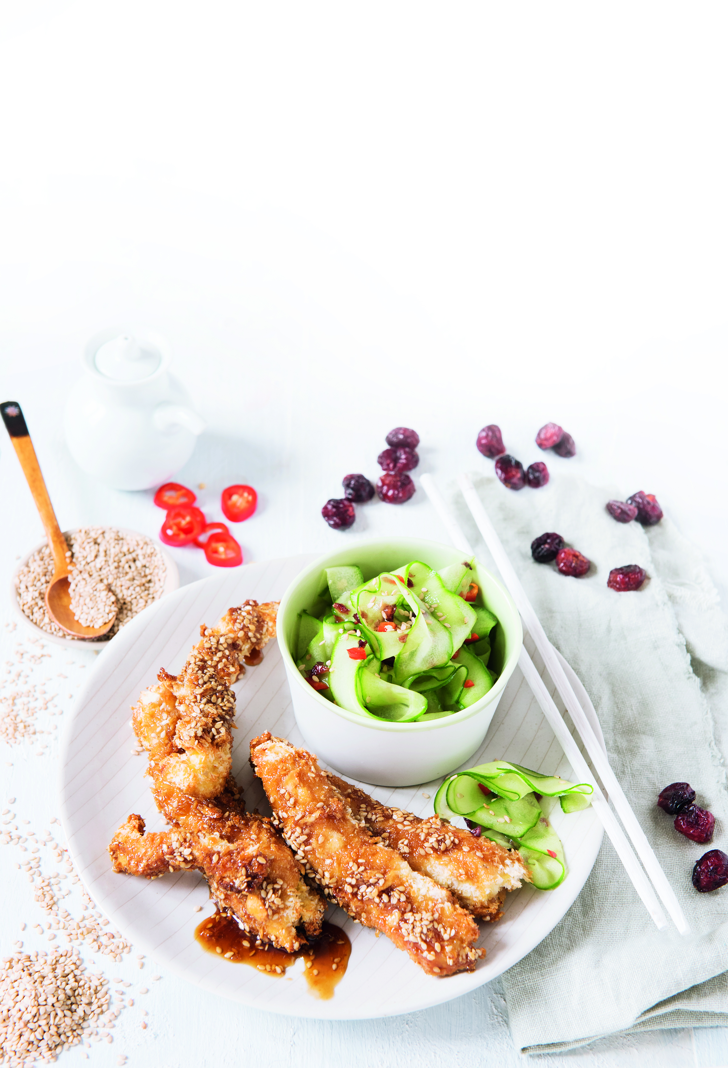 Knuspriges Honig-Sesam-Hühnchen mit Gurken-Cranberry-Salat