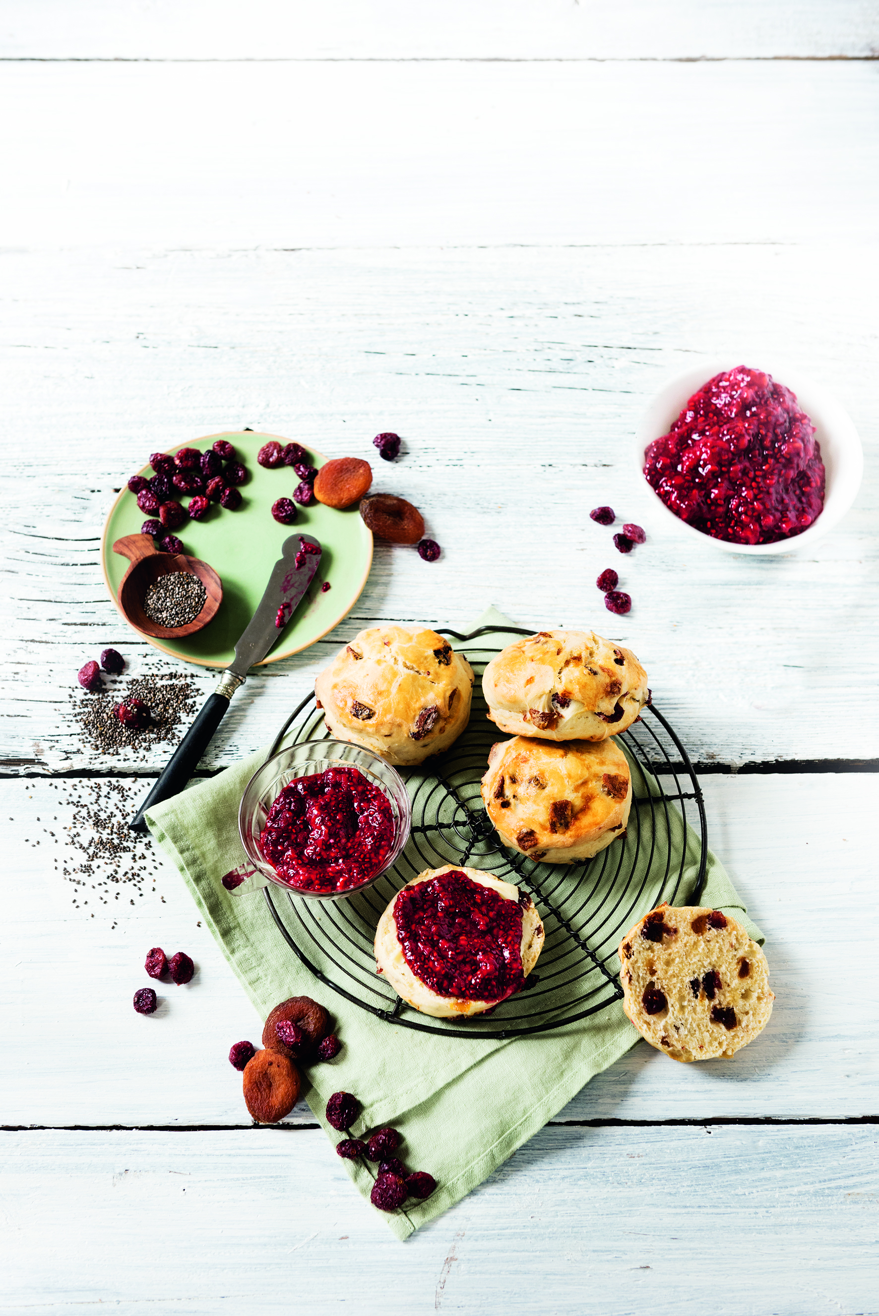 Aprikosen-Cranberry-Scones mit Chia-Marmelade