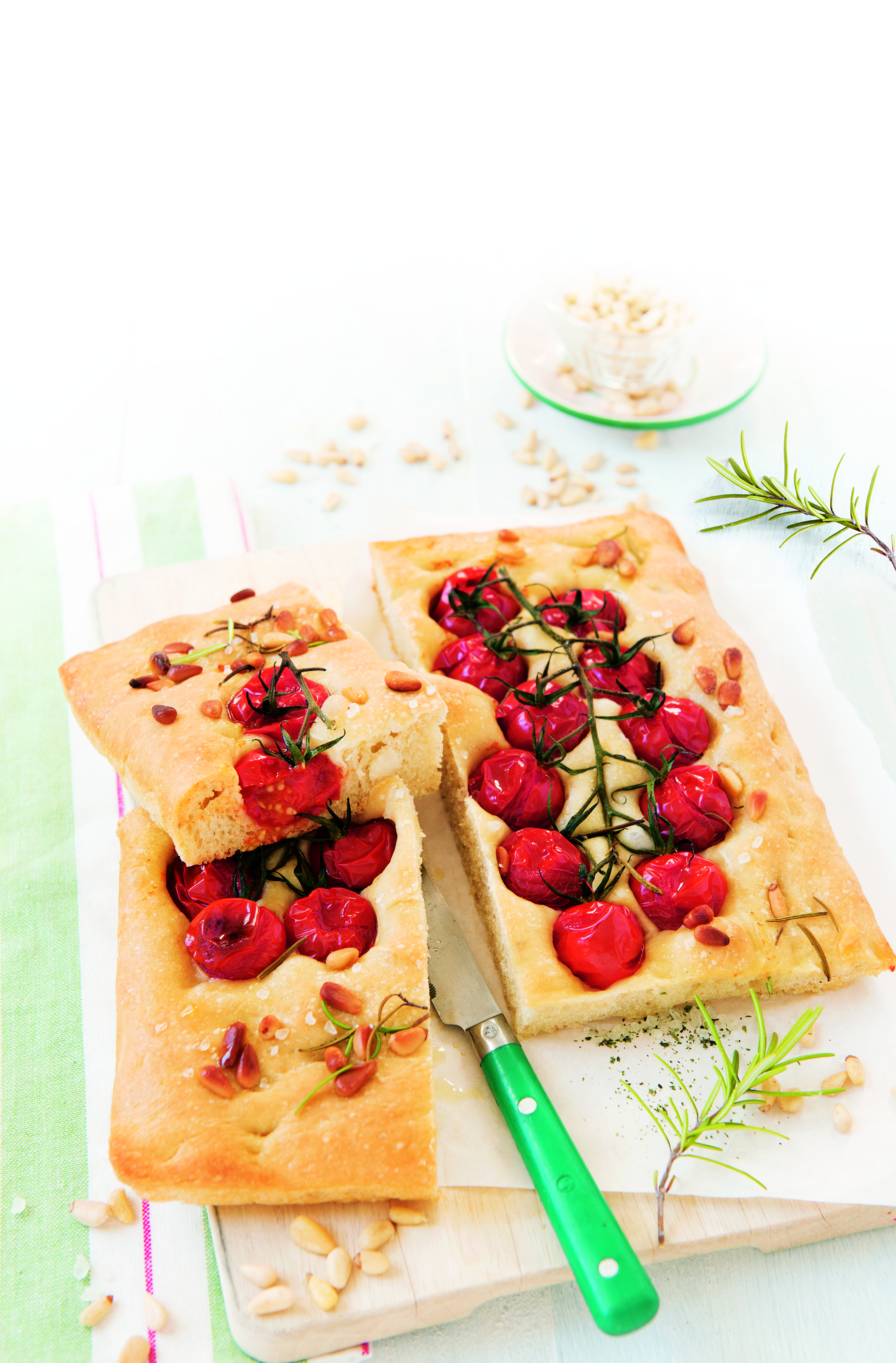 Tomaten-Focaccia mit Pinienkernen & Rosmarin