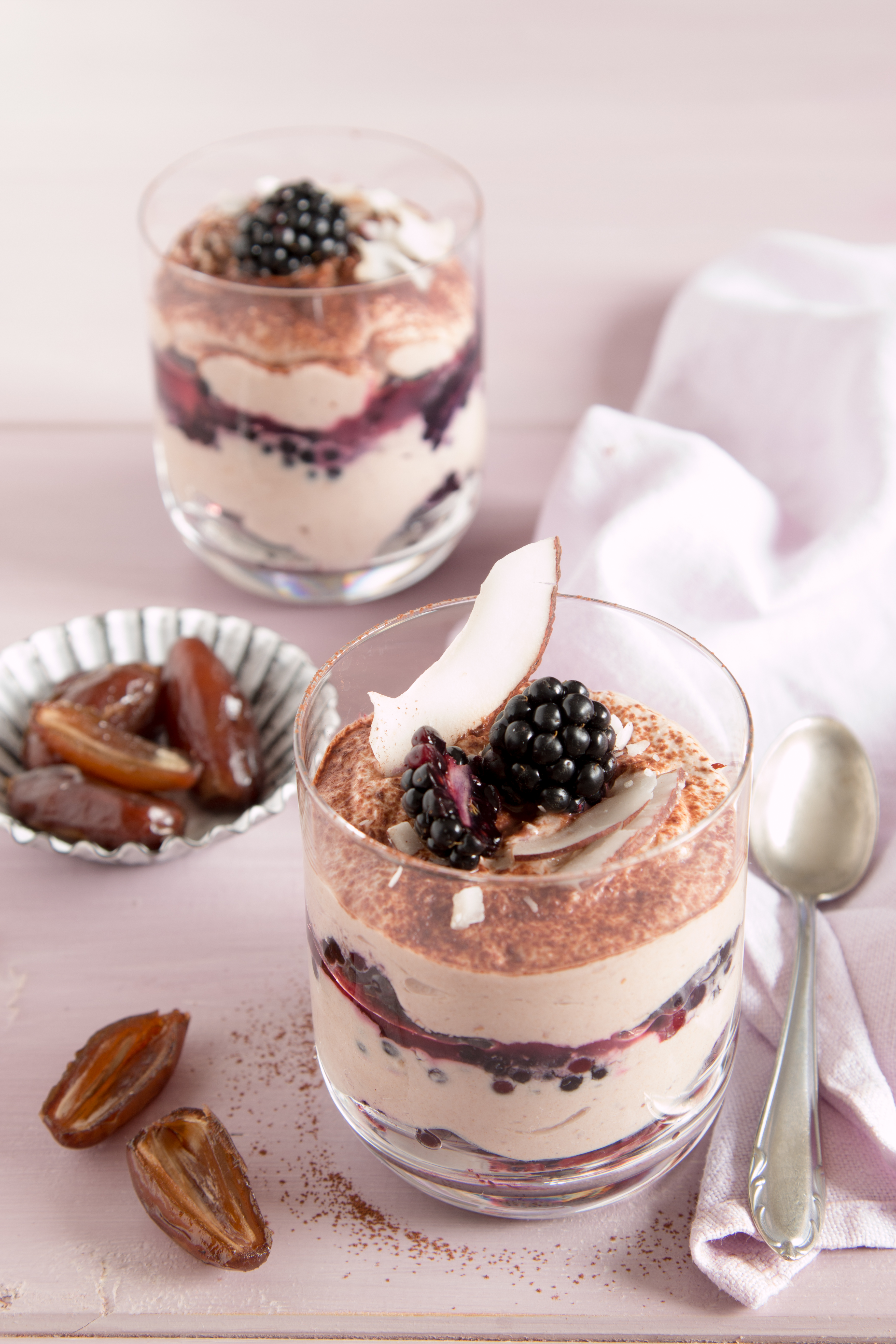 Dattel-Kakao-Creme mit Brombeeren & Kokoschips