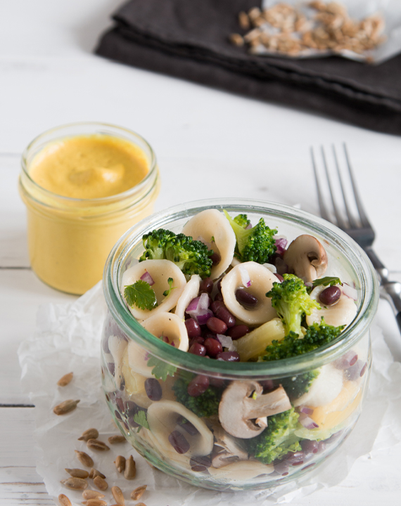 Pasta-Salat mit Azukibohnen & Curry-Dressing