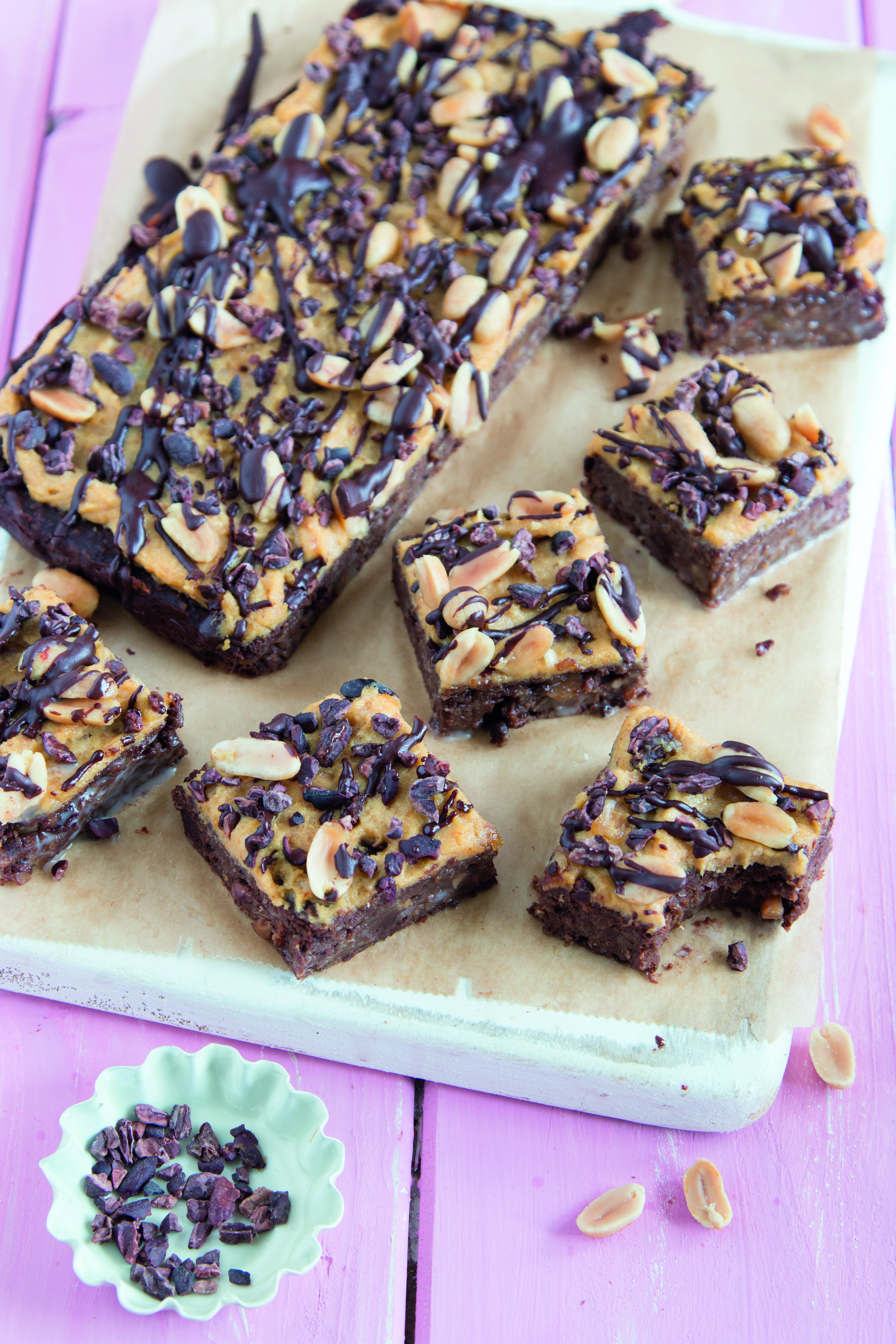 Süßkartoffel-Brownies mit Erdnuss-Frosting & Kakaonibs