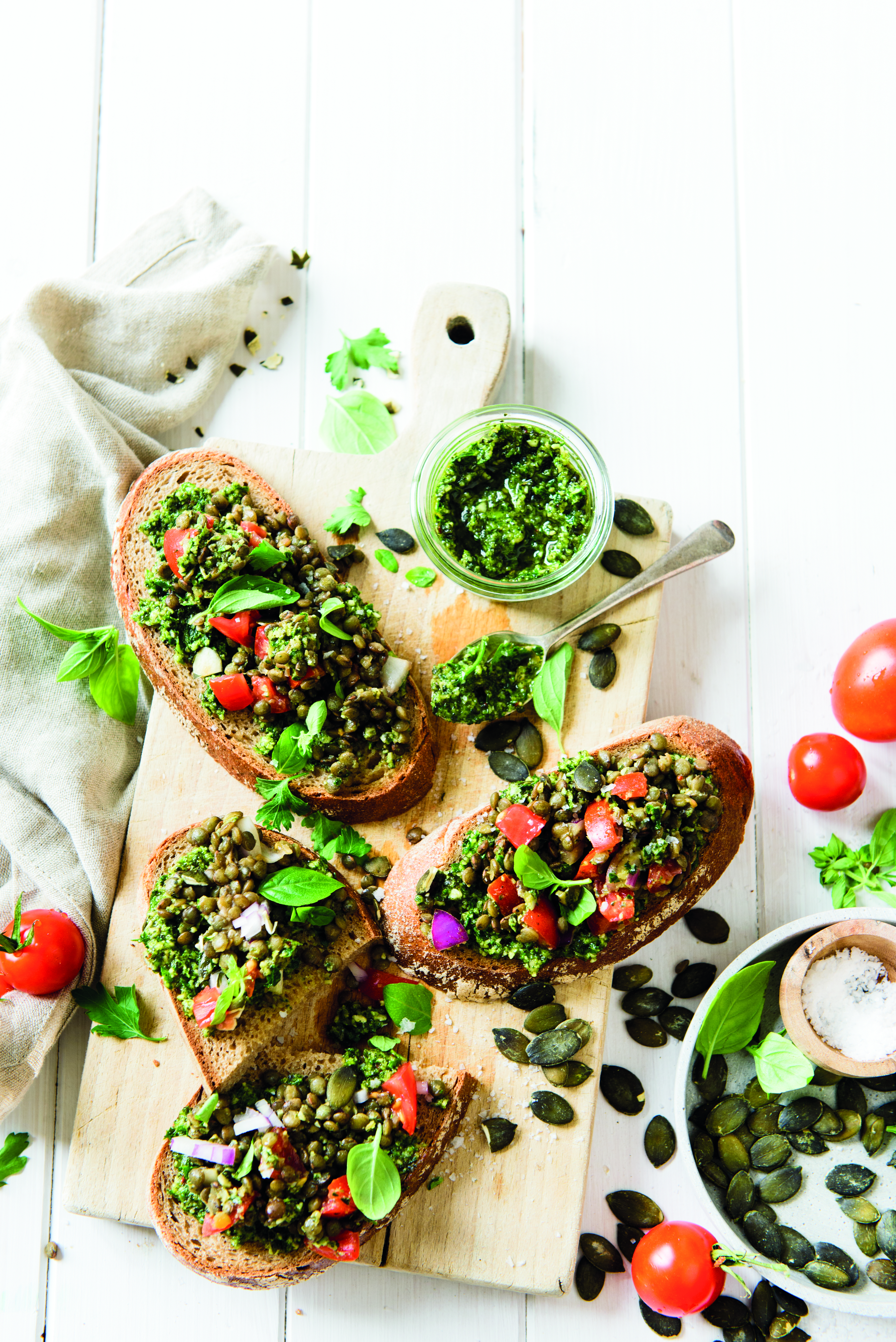 Bruschetta mit würzigem Kürbiskern-Pesto und grünen Linsen