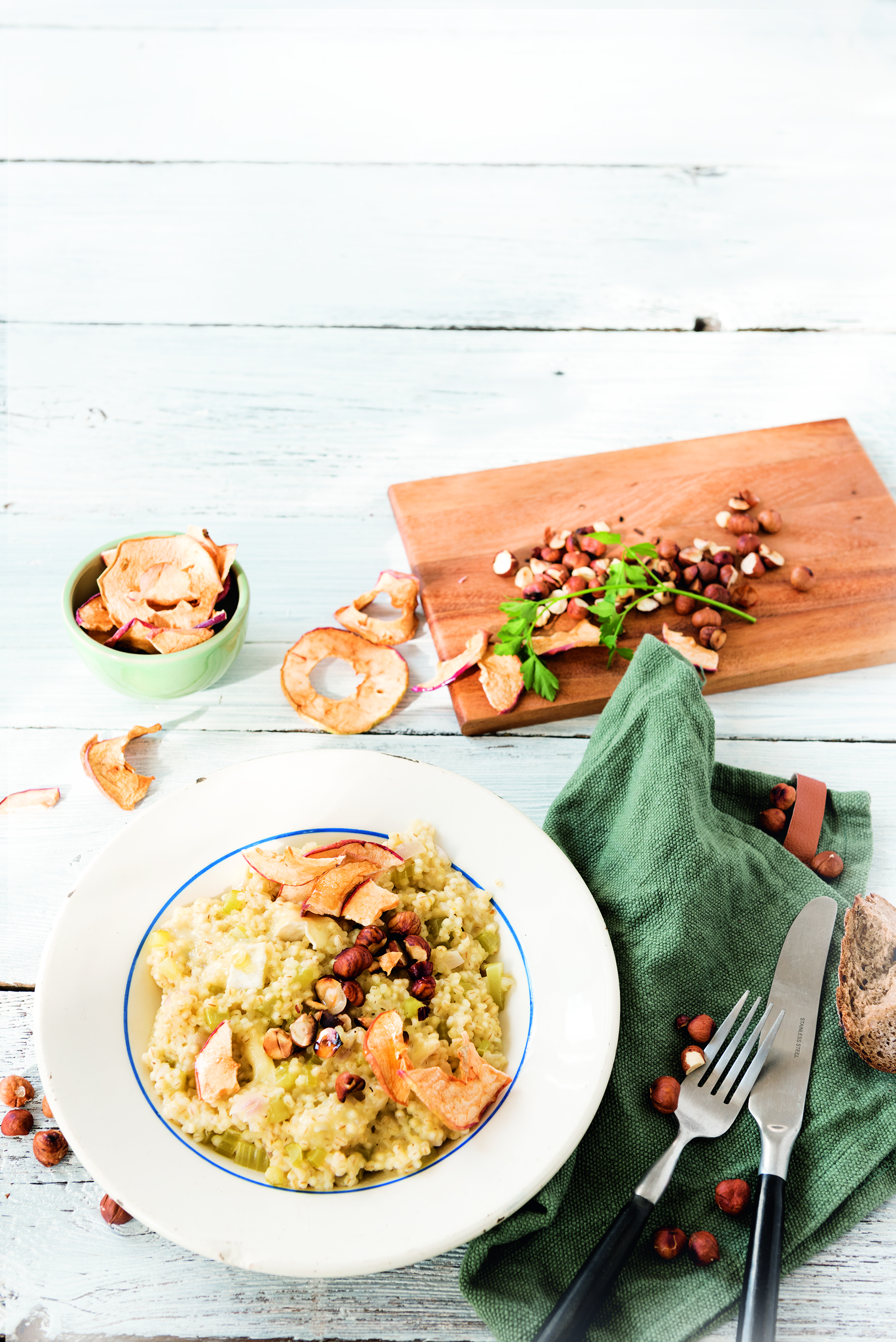 Graupen-Risotto mit Brie, Apfelchips und Haselnusskernen