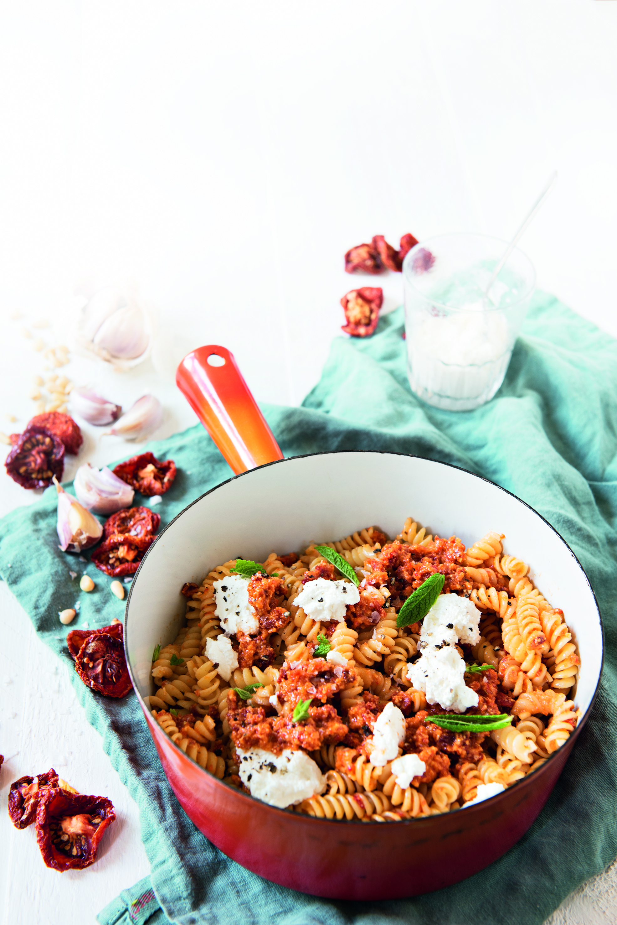 Spirelli mit Tomaten-Pesto und Ricotta